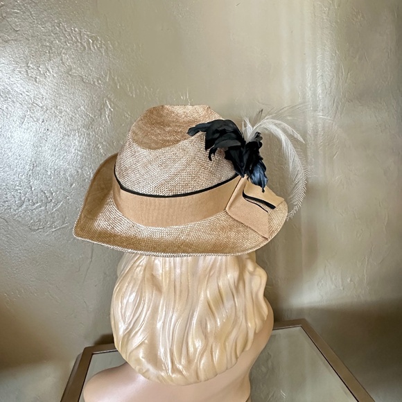 UNIQUE 1960s\' VARIEGATED STRAW FEDORA WITH BLACK EDGED GROSGRAIN TRIM & FEATHERS main image 6